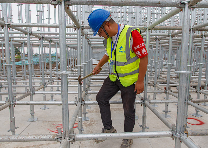 7、監(jiān)理單位網(wǎng)格員在檢查支架搭設(shè)質(zhì)量。.jpg
