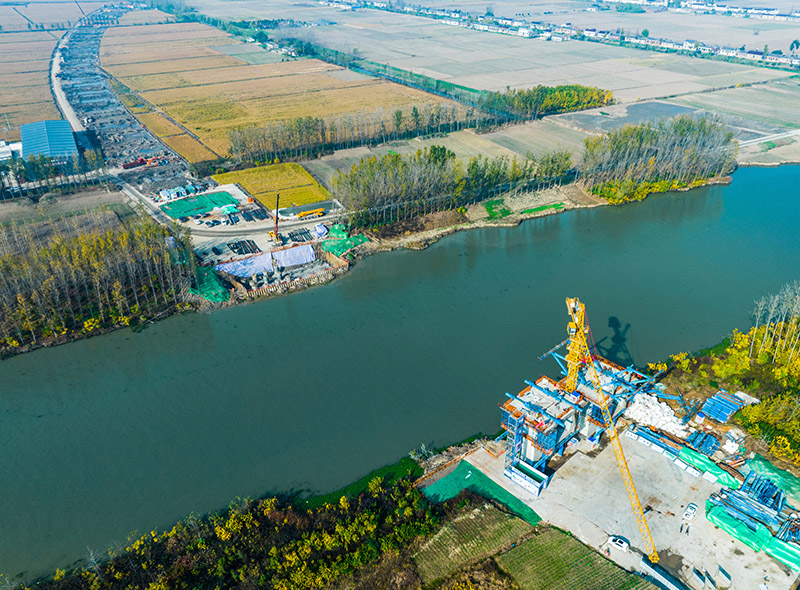 3、跨通榆河特大橋東主墩下部結(jié)構(gòu)施工結(jié)束，并完成制箱梁節(jié)段2個；西主墩樁基全部完成，即將開始承臺施工.jpg