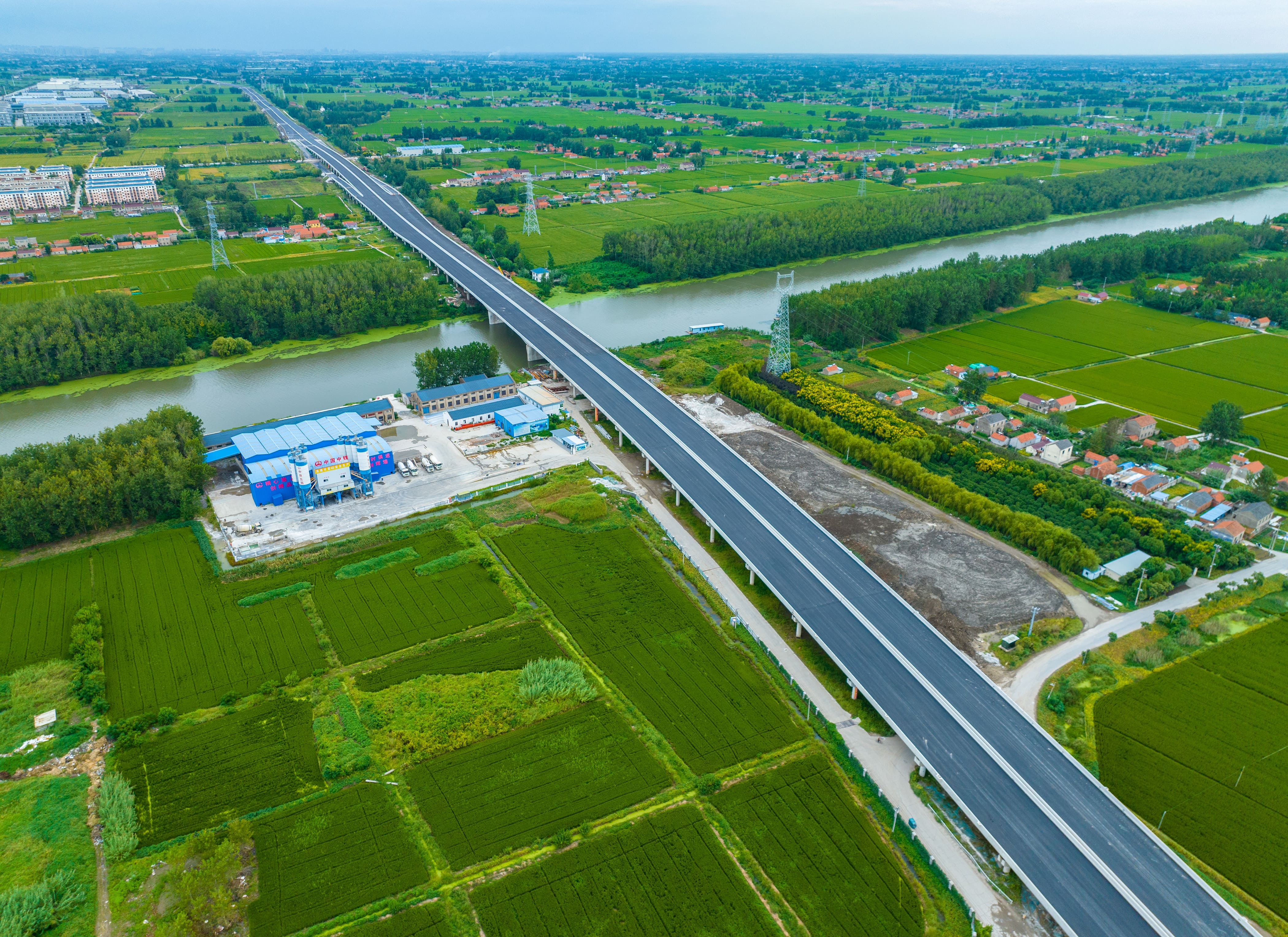 已經(jīng)完成瀝青下面層施工的跨黃沙港特大橋段.jpg