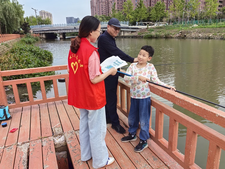 7月19日，三分公司黨支部組織黨員志愿者走進(jìn)金水灣社區(qū)開(kāi)展以“志愿服務(wù)進(jìn)社區(qū)  護(hù)河愛(ài)水齊參與”為主題的環(huán)境保護(hù)志愿服務(wù)活動(dòng)，用實(shí)際行動(dòng)幫助社區(qū)做好轄區(qū)內(nèi)河道的環(huán)境衛(wèi)生整治工作。4.jpg