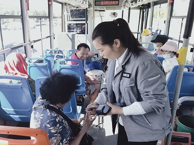乘務(wù)員嚴曉會.jpg