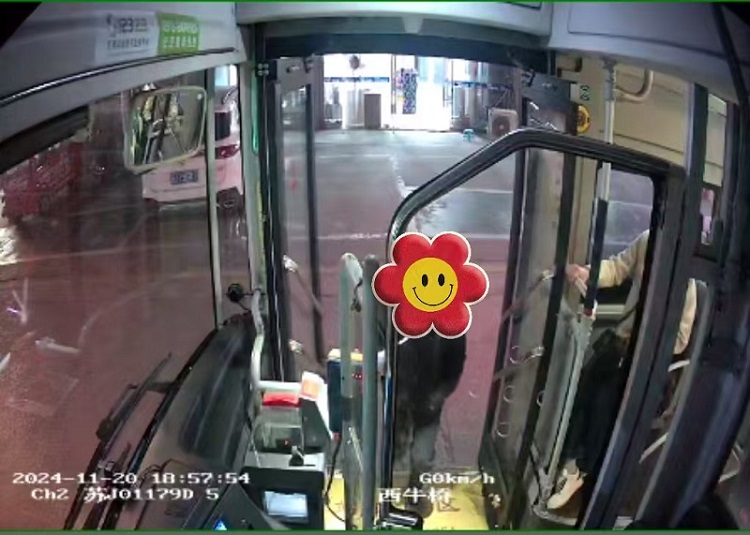 小女孩獨(dú)自坐車(chē)尋找.jpg 小女孩獨(dú)自坐車(chē)尋找.jpg
