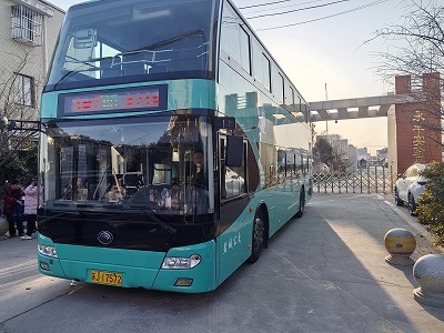 車輛放學(xué)后?？吭谟镭S實(shí)驗(yàn)學(xué)校門口.jpg