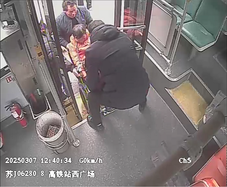 5-徐俊濤幫抬輪椅下車.png