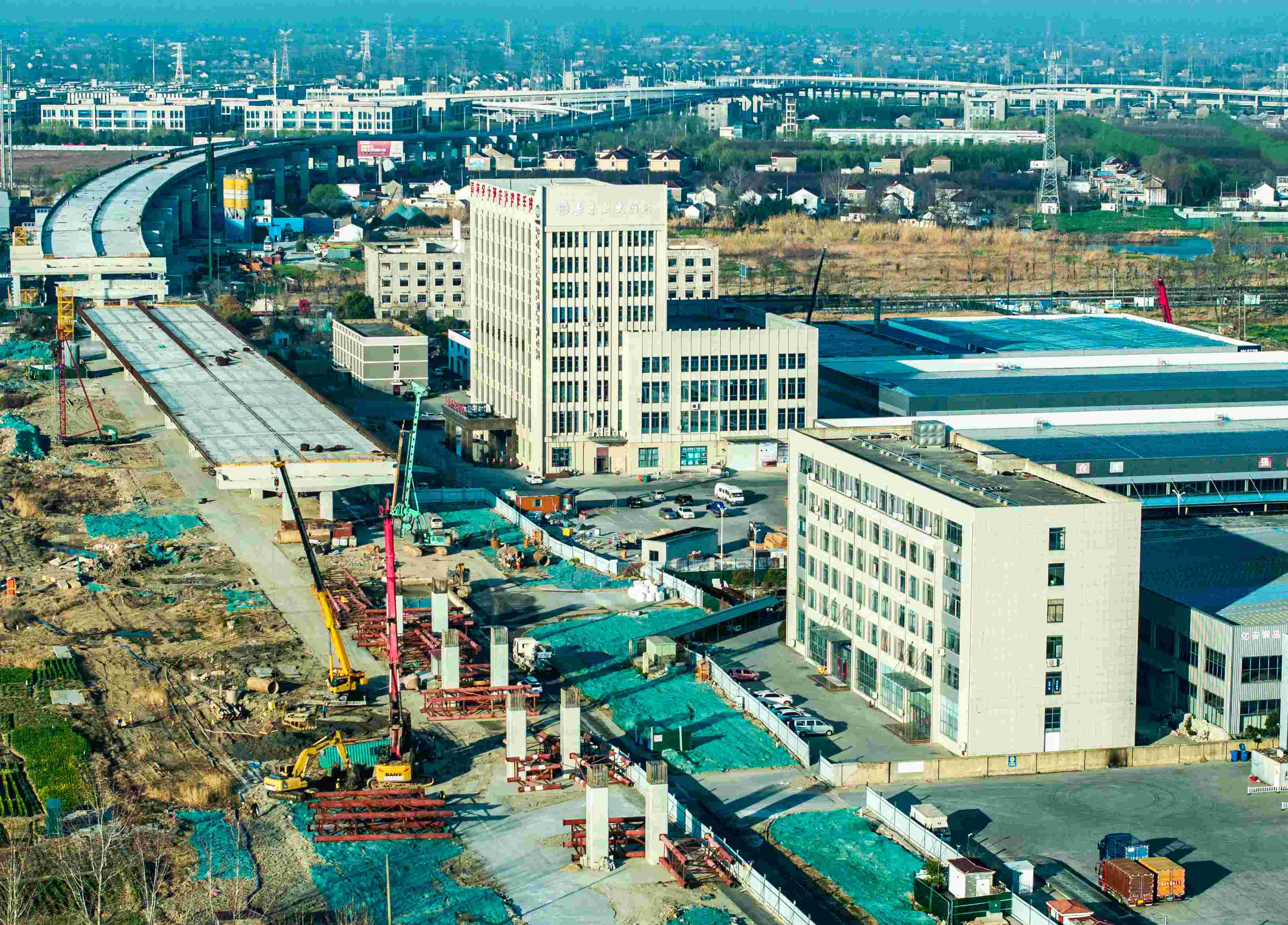 高架四期新業(yè)路高架現(xiàn)澆箱梁段正在搭設(shè)支架.jpg 高架四期新業(yè)路高架現(xiàn)澆箱梁段正在搭設(shè)支架.jpg