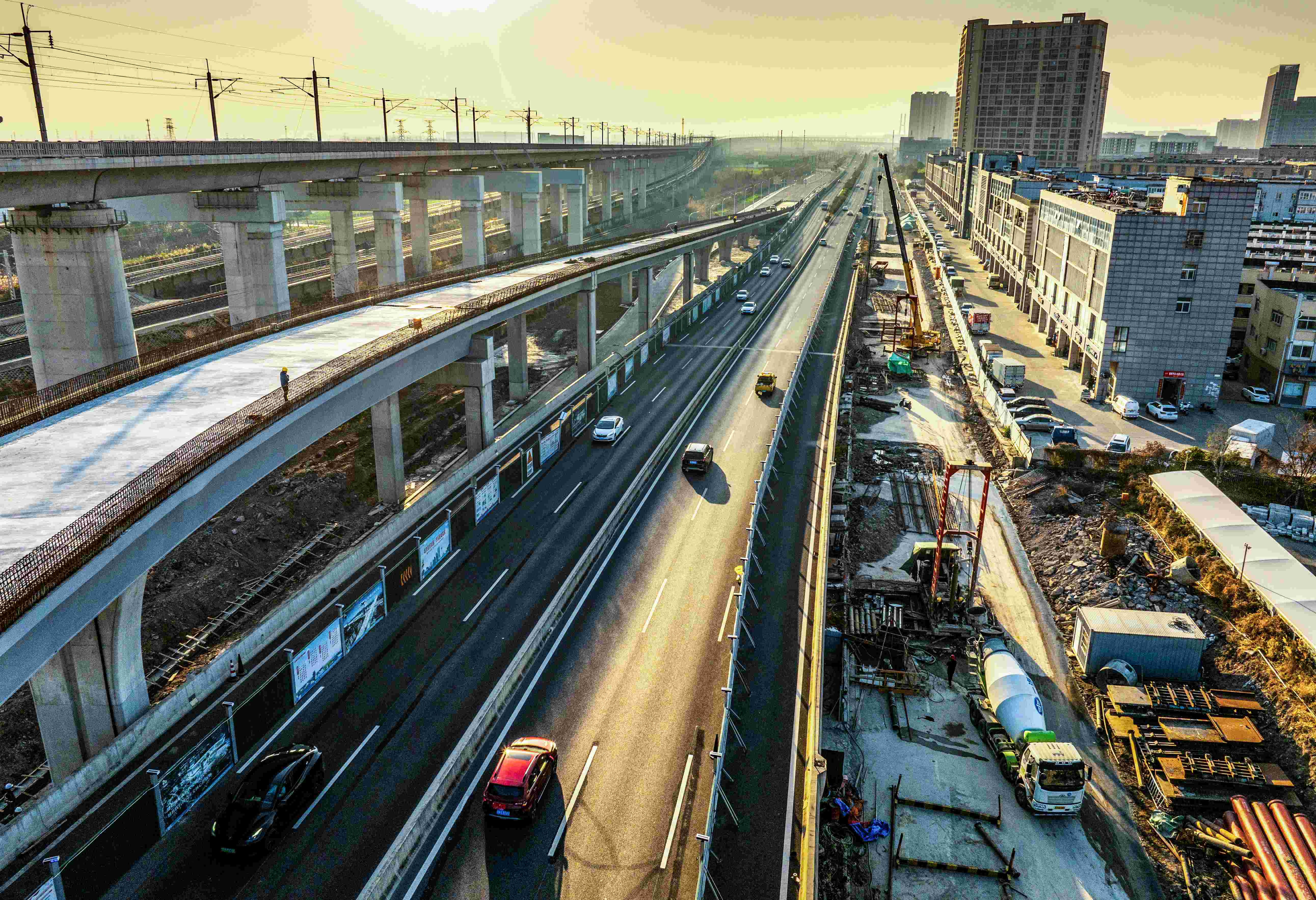 高架四期新業(yè)路高架與高架一期范公路高架轉(zhuǎn)接匝道正在施工.jpg 高架四期新業(yè)路高架與高架一期范公路高架轉(zhuǎn)接匝道正在施工.jpg