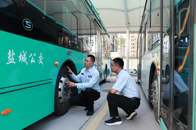 孫偉+指導(dǎo)年輕駕駛員檢查車輛安全.JPG