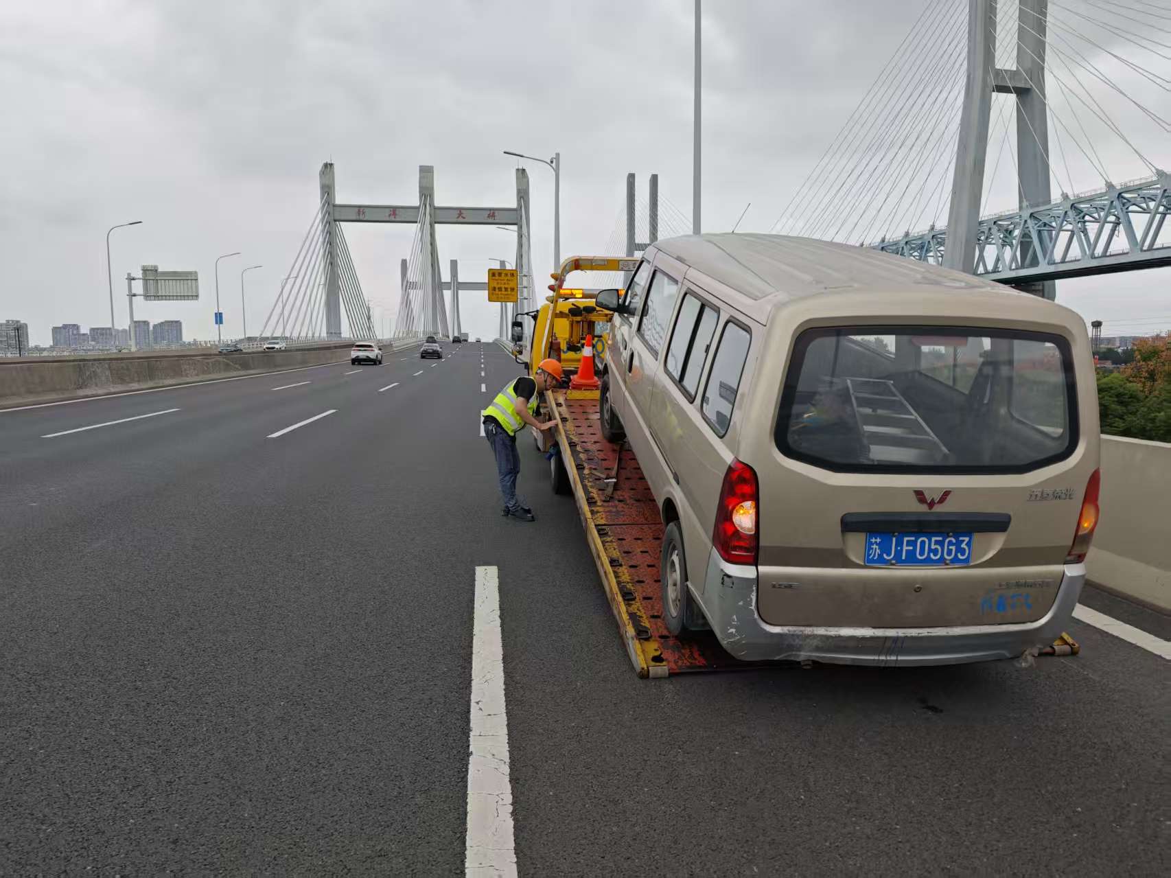 公務(wù)車2.jpg